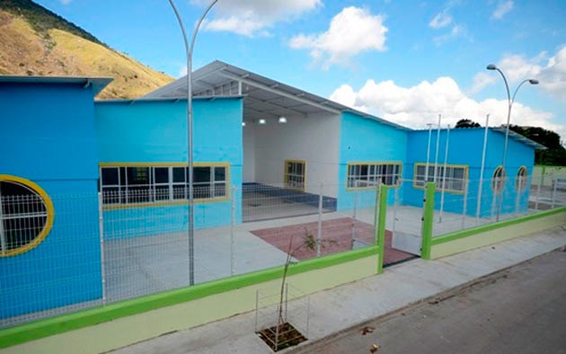 Fachada de escola em Nova Iguaçu