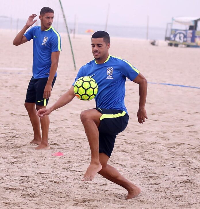 Antônio Bernardo durante treino pela Seleção Brasileira de Beach Soccer