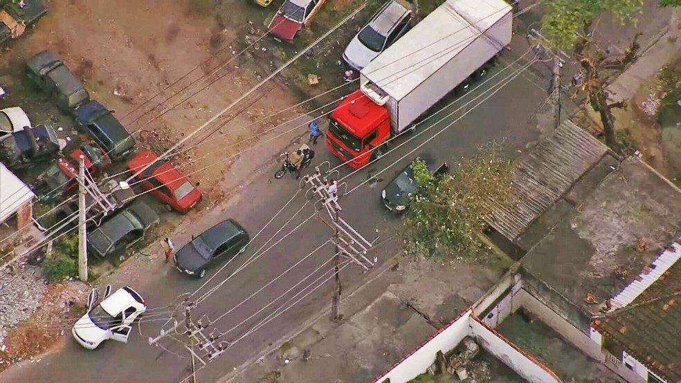 Caminhão saqueado em Costa Barros 