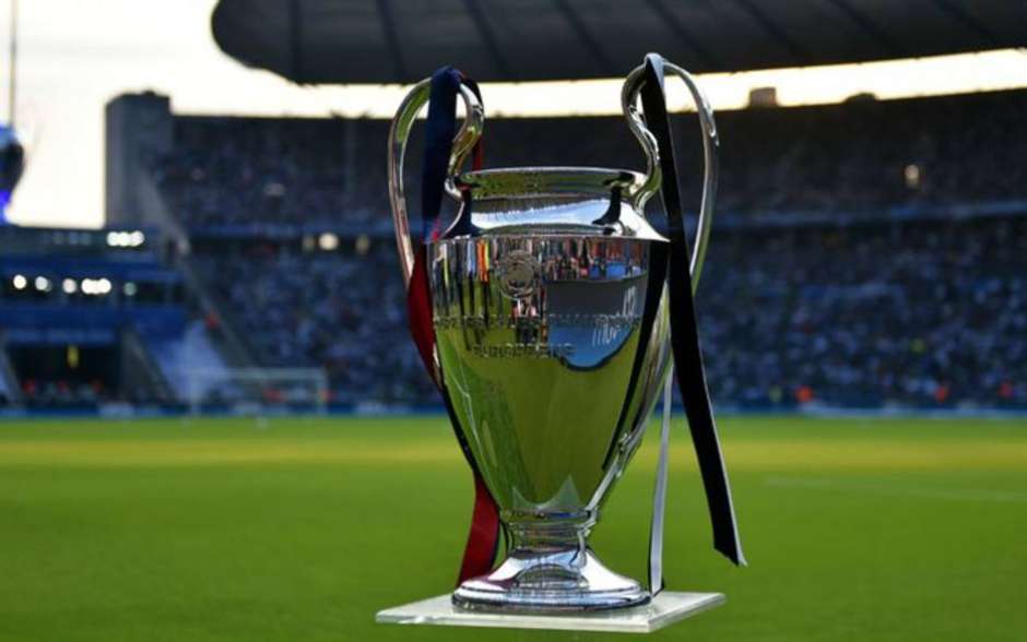 Taça da Liga dos Campeões em um estádio 