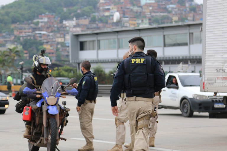 imagem de agentes da PRF abordando um motociclista