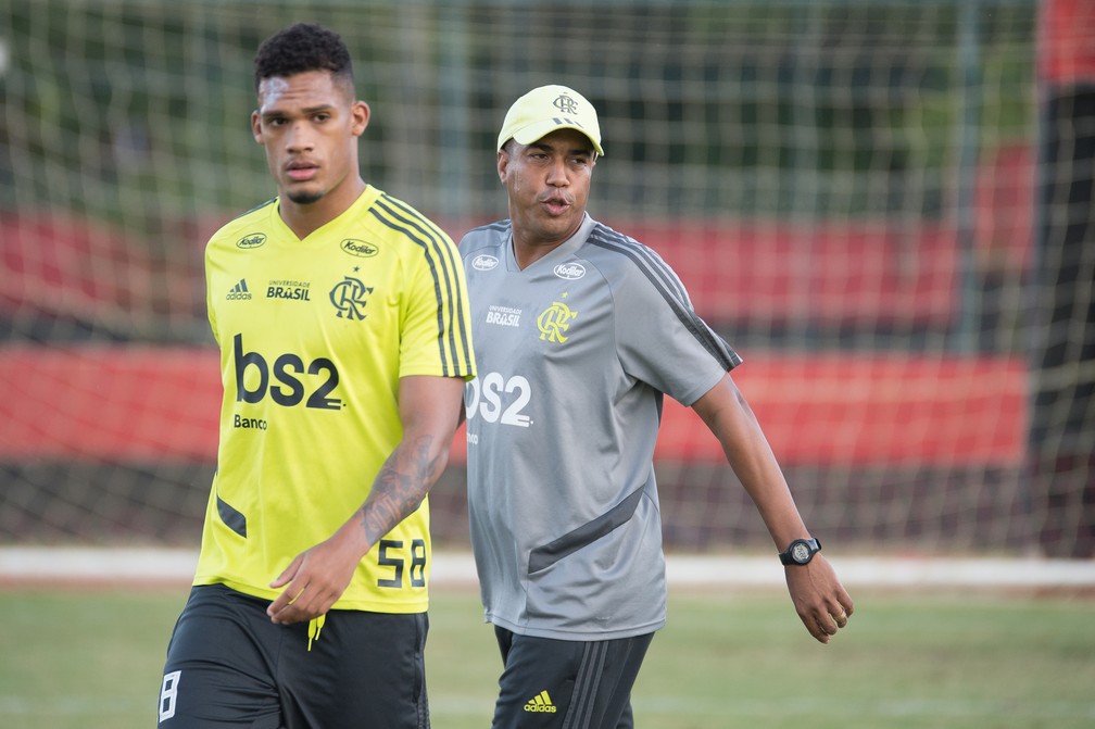 Flamengo acerta empréstimo de Rafael Santos com Apoel