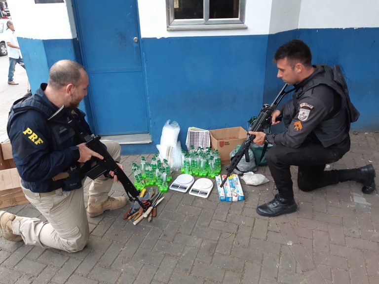 drogas no chão e policiais posicionados