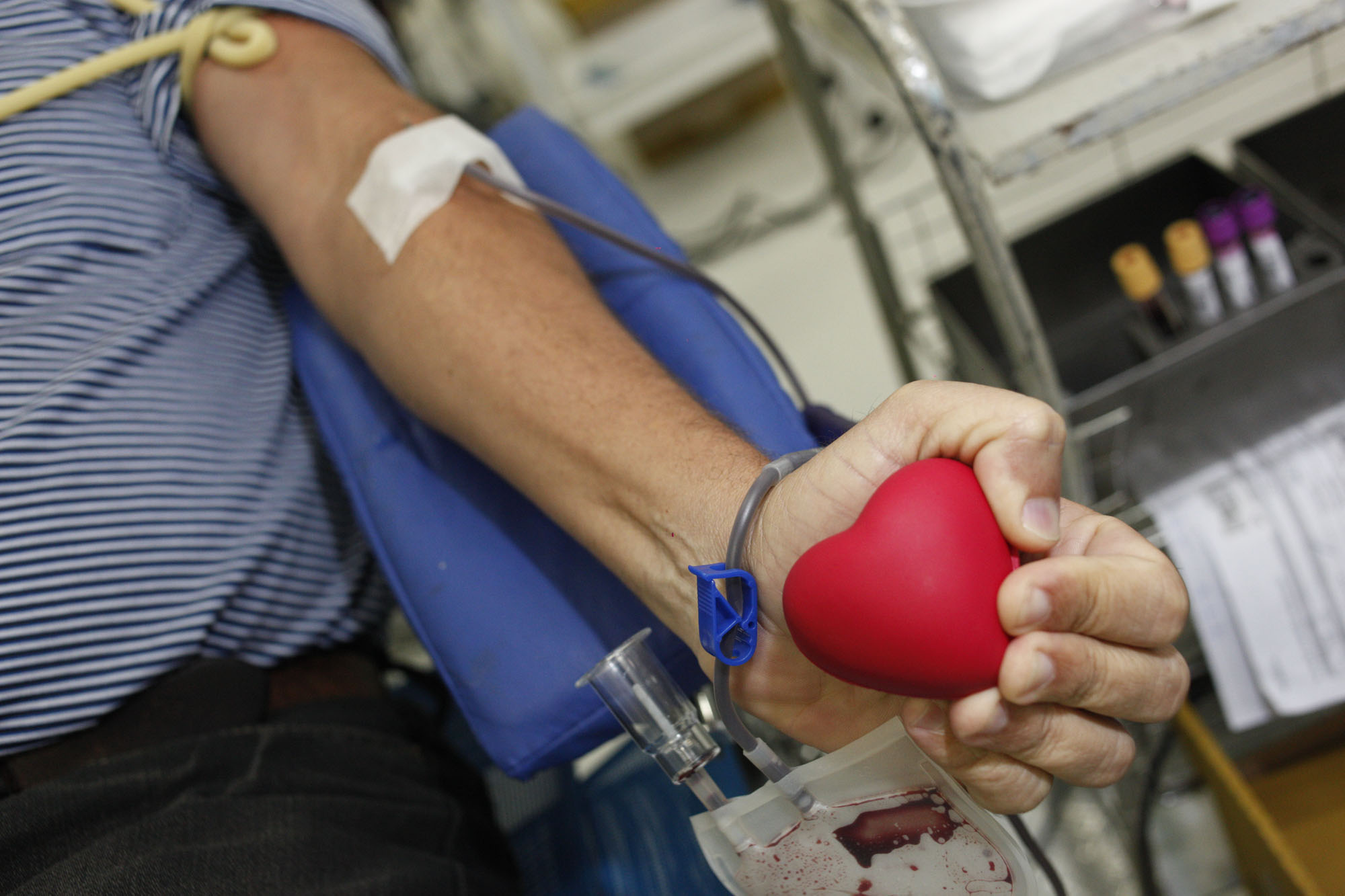 Imagem de uma pessoas doando sangue
