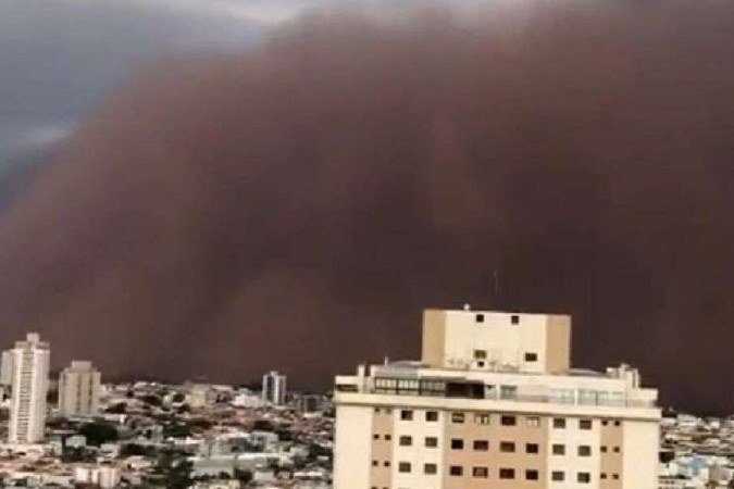 Nuvem de areia no interior de São Paulo