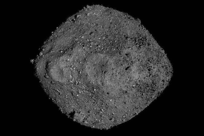 Este mosaico de Bennu foi criado usando observações feitas pela espaçonave OSIRIS-REx da NASA, que estava próxima ao asteróide por mais de dois anos - (crédito: NASA / Goddard / University of Arizona)