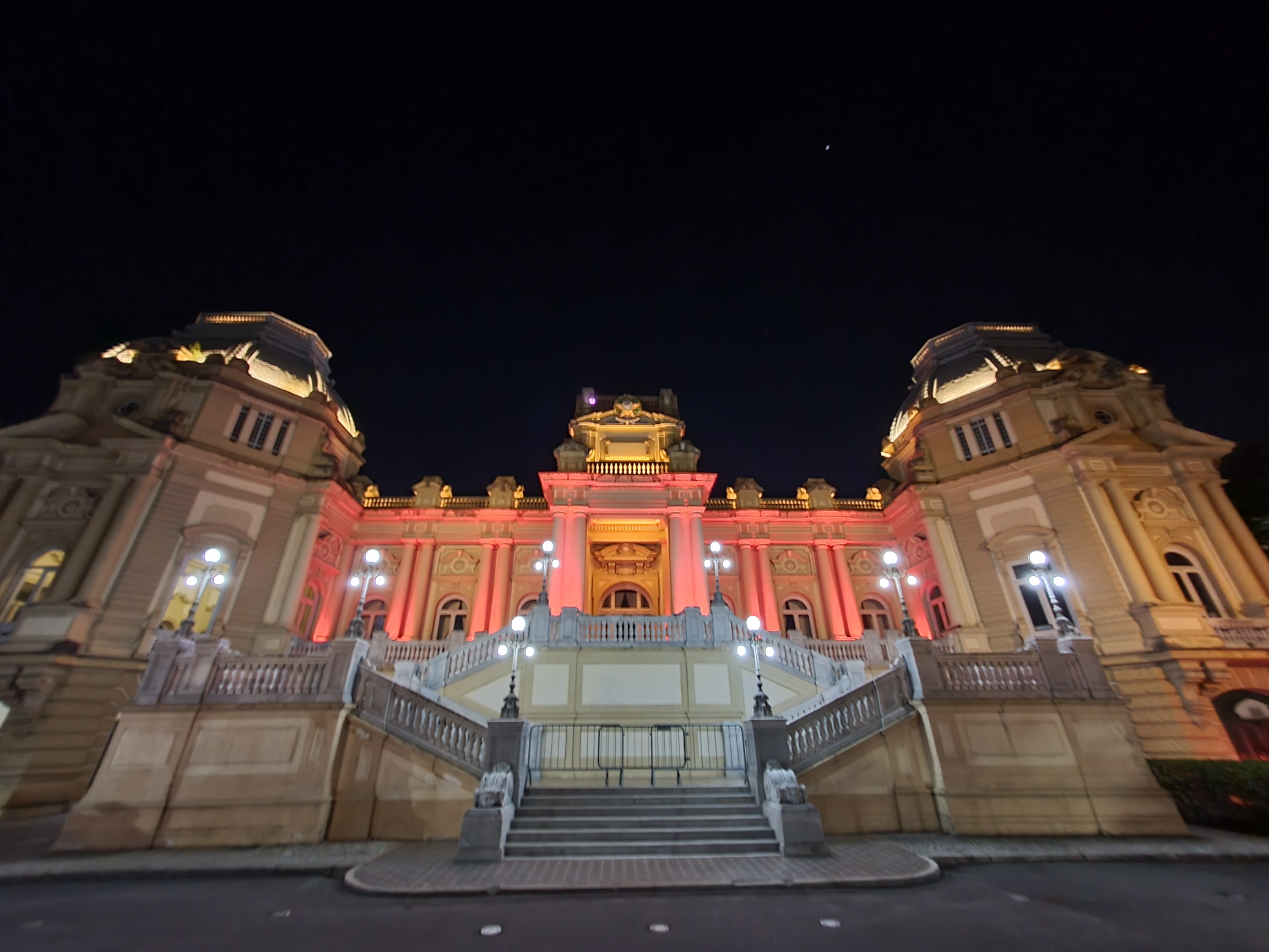 Palácio Guanabara iluminado de laranja