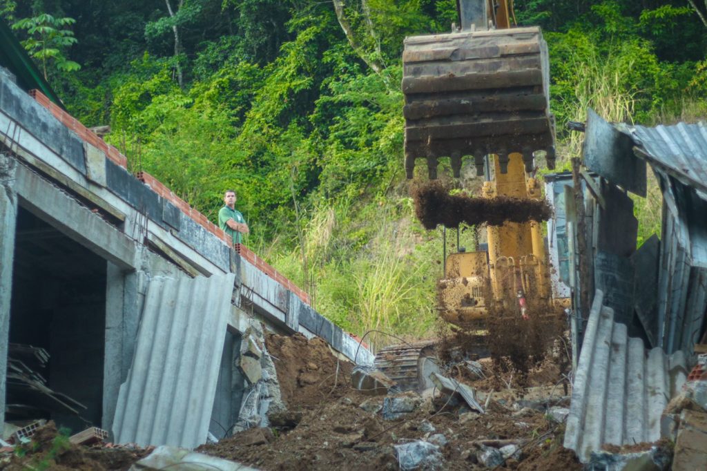 Construções irregulares são demolidas em operação realizada no Itanhangá, na Zona Oeste do Rio