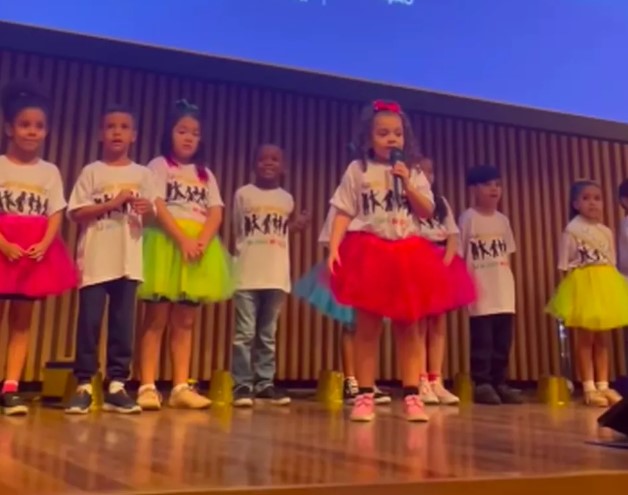 Laura viraliza ao cantar em evento da prefeitura do Rio