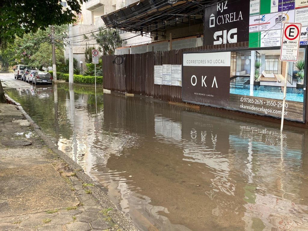 Rua General Garzon inundada após rompimento de uma tubulação de água