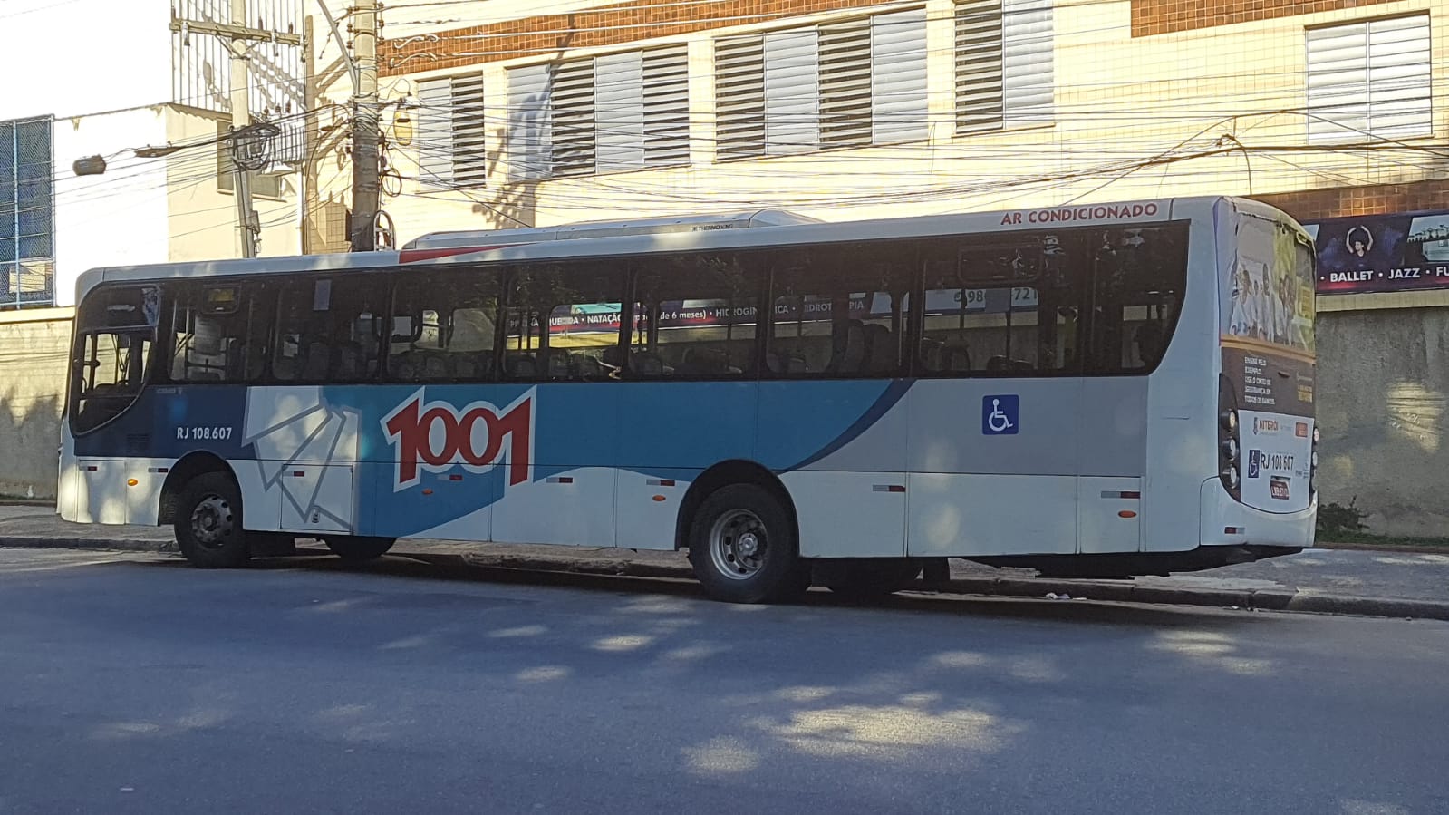 Policiais conseguem evitar assalto de ônibus na Avenida Brasil