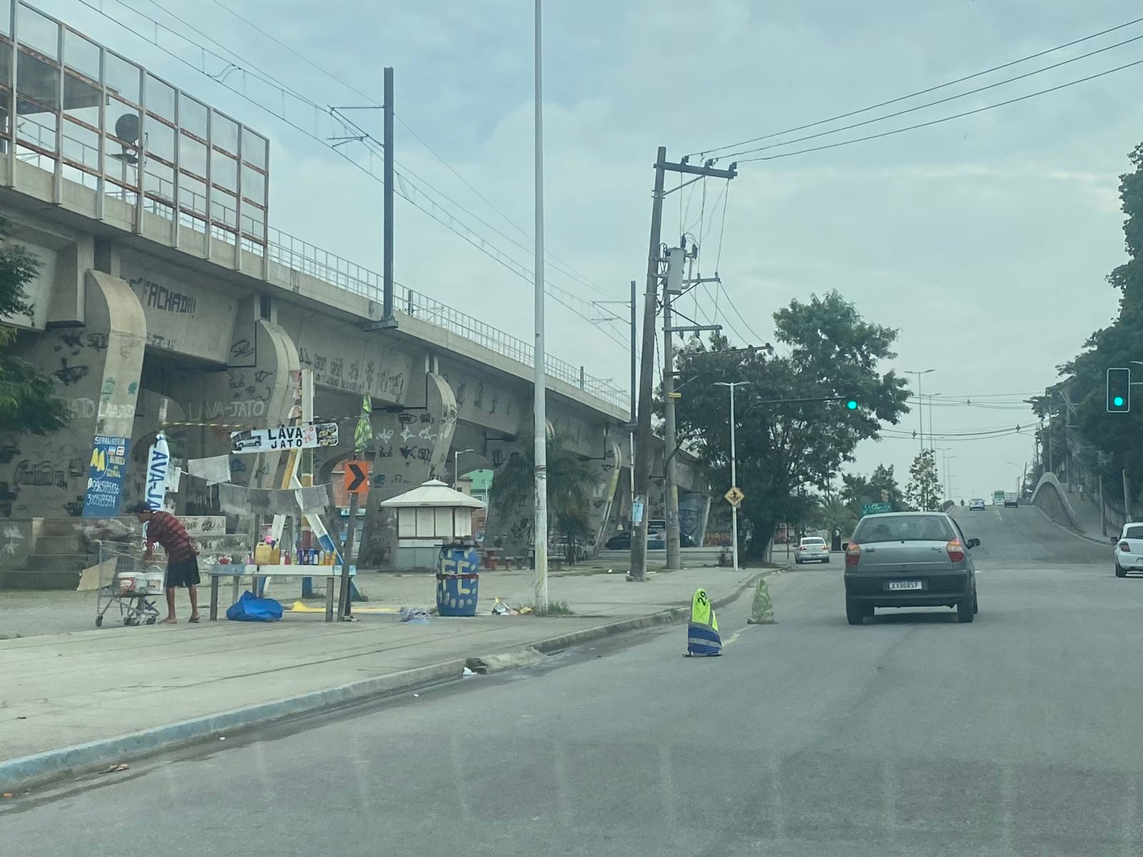 Rua Leopoldo Bulhões é ocupada por lava jatos clandestinos