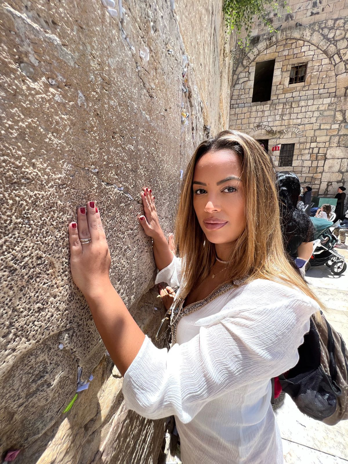 Camila Farani visita Muro das Lamentações em imersão de espiritualidade em Israel