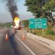 Caminhão com botijões de gás pega fogo na BR-101