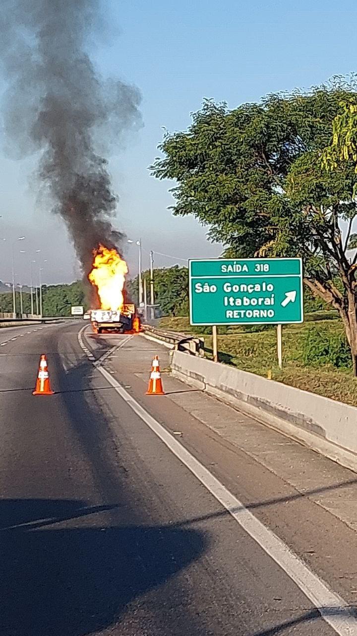 Caminhão com botijões de gás pega fogo na BR-101