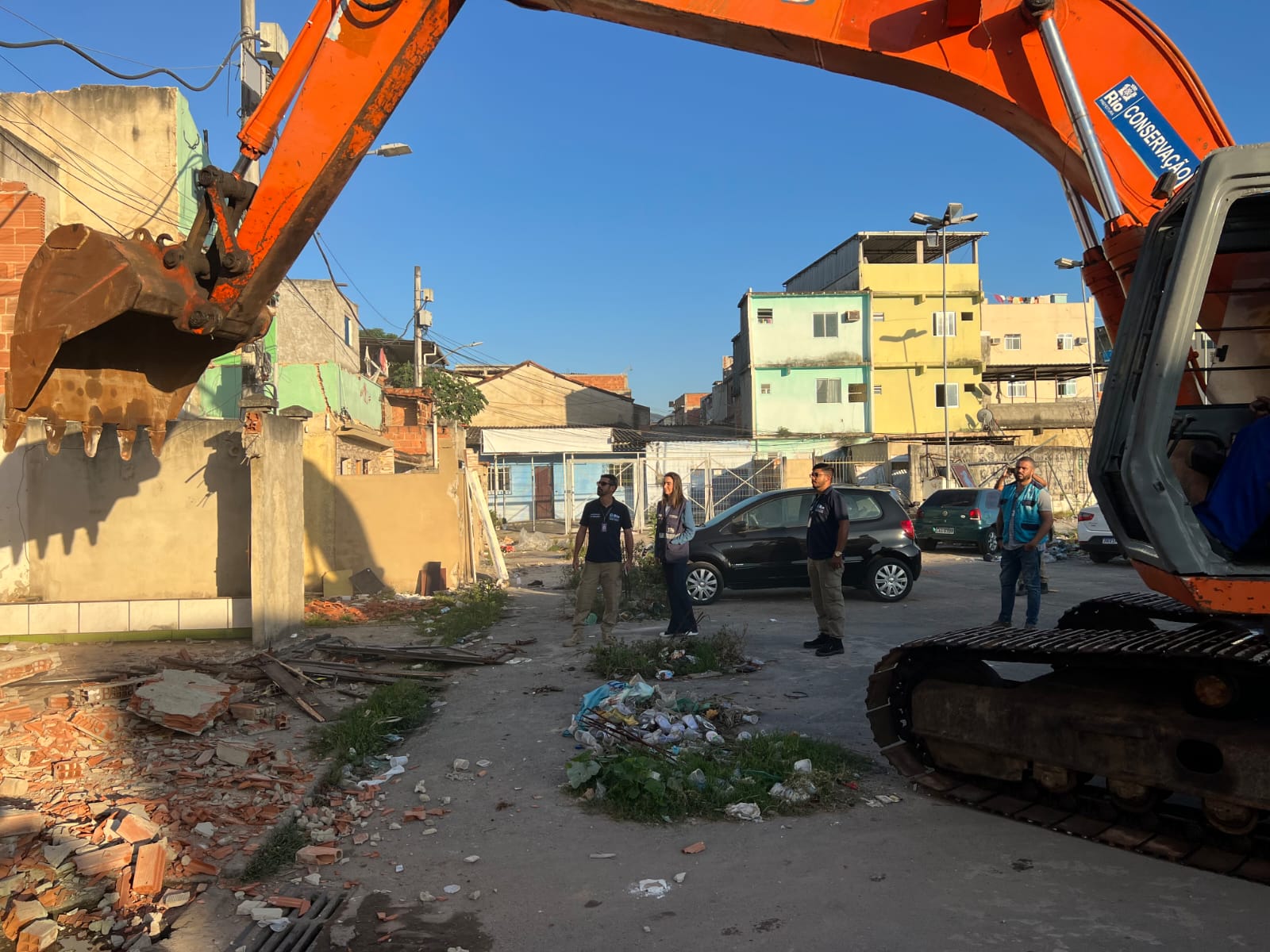 Casas são demolidas na Cidade de Deus após explosão de gás metano embaixo das residências