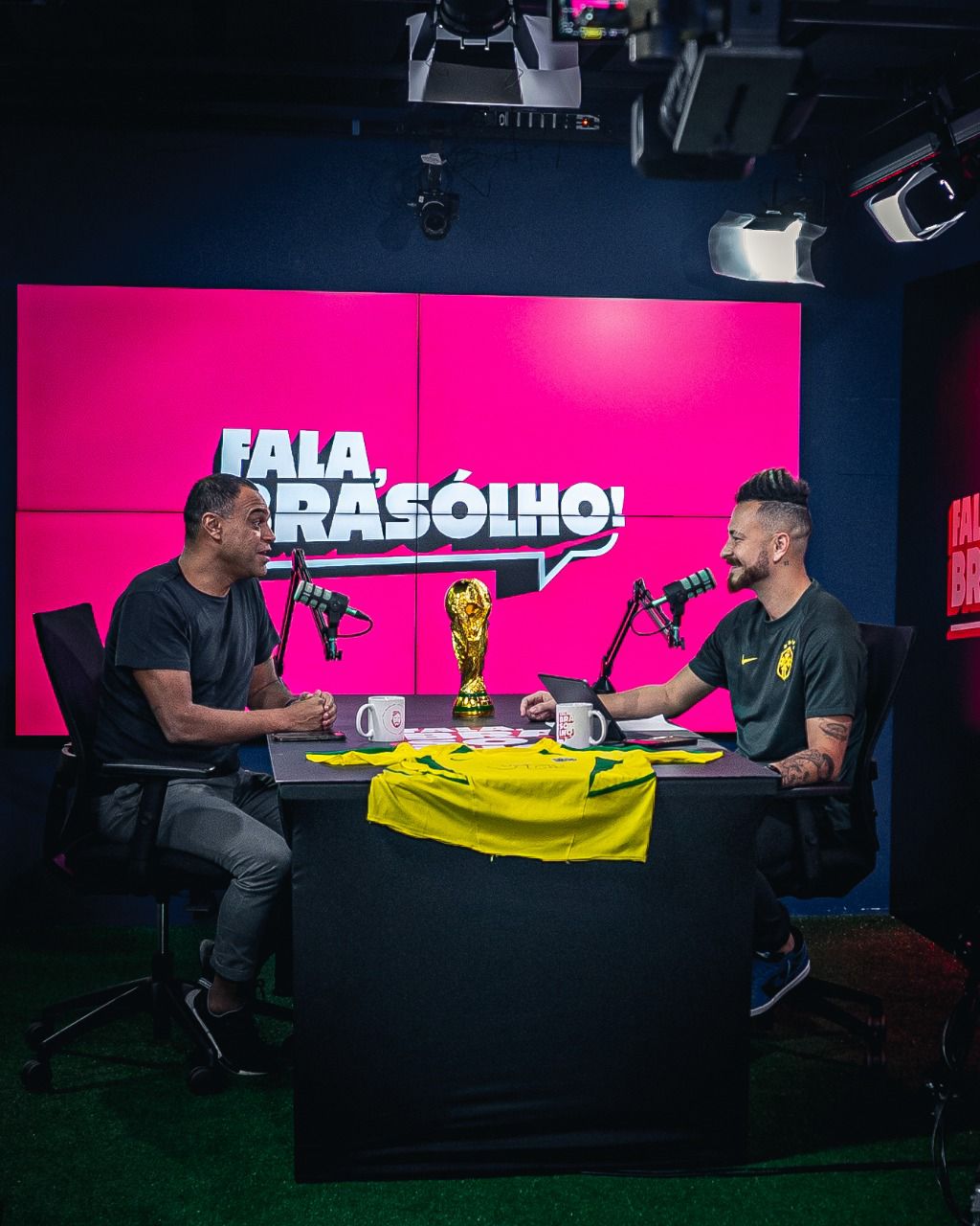 Denilson Show fala sobre relação com família Di Camargo, em podcast: 'Namorei 6 ou 7 meses escondido' (Foto: Thiago Marmiroli/ Divulgação)