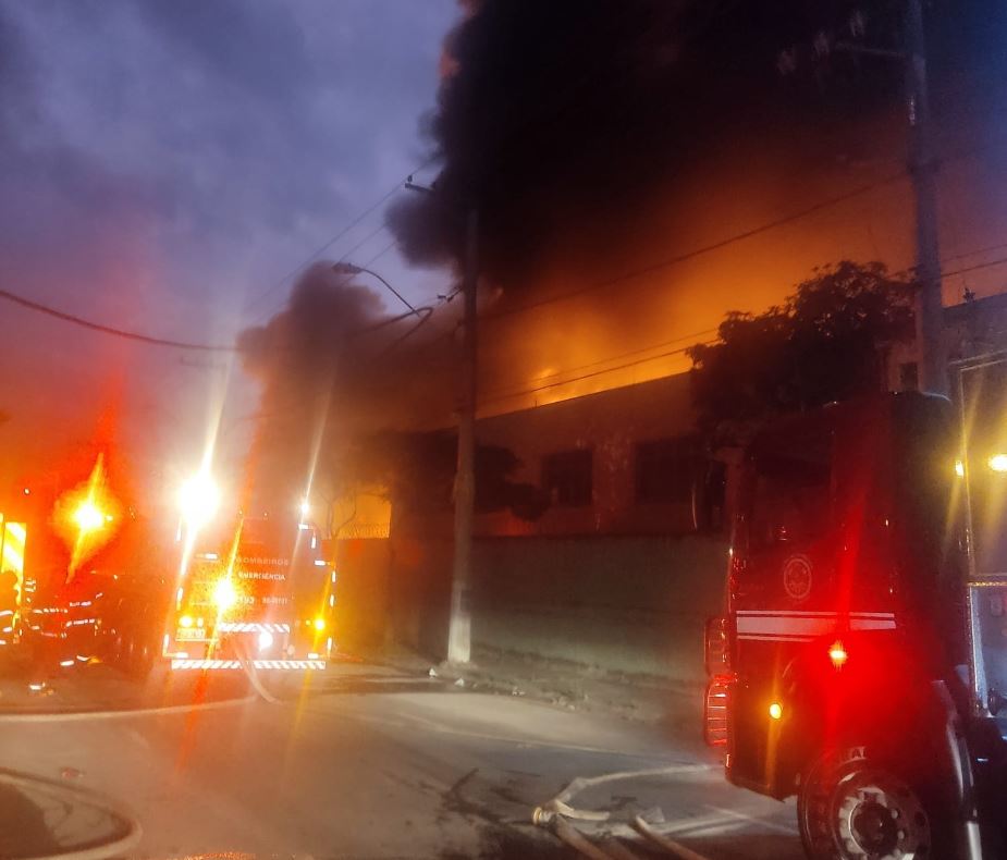 incêndio em galpão próximo ao Aeroporto de Guarulhos