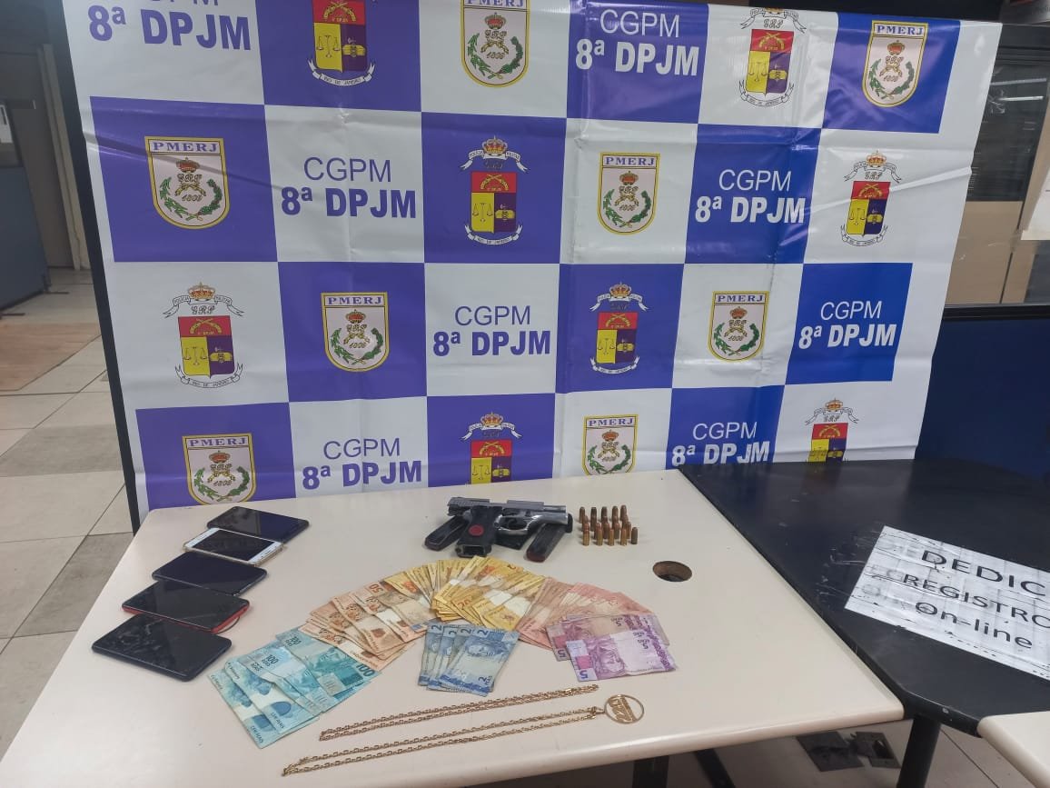 pistola, munições, celulares, cordões e dinheiro em espécie apreendidos com os milicianos em Campo Grande