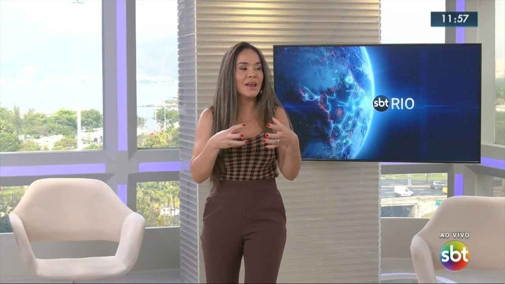 Isabele Benito no estúdio da sede do SBT no Rio de Janeiro