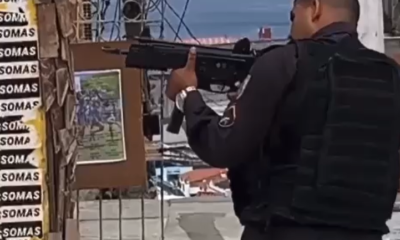 policial militar com fuzil