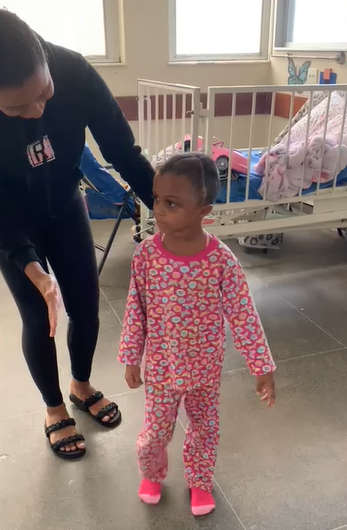 Pequena Alice dando os primeiros passos em hospital