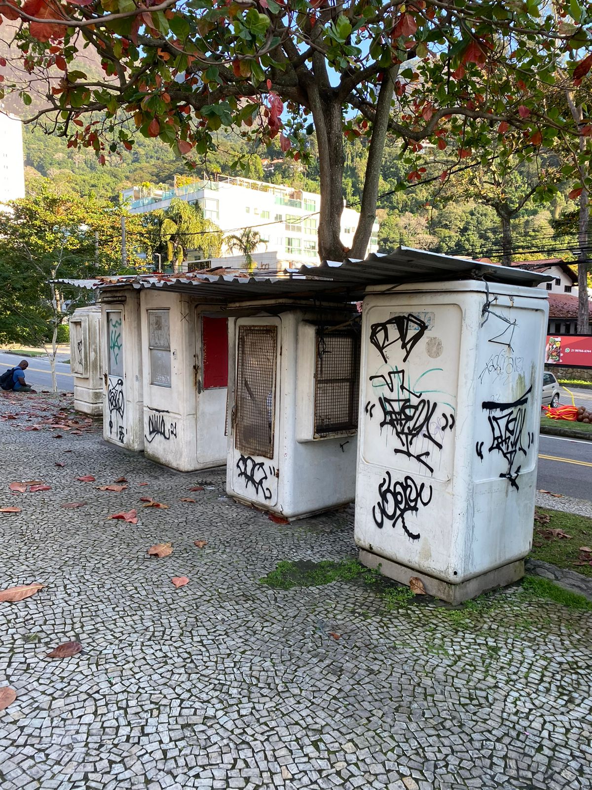 Subprefeitura remove cabines abandonadas, em São Conrado, devolvendo a calçada para os pedestres