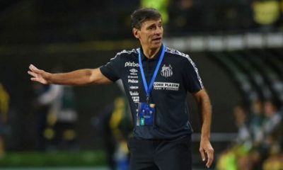 Fabián Bustos é demitido pelo Santos depois da eliminação na Copa Sul-Americana