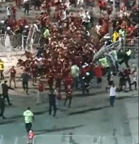 Invasão dos torcedores do Flamengo no Maracanã