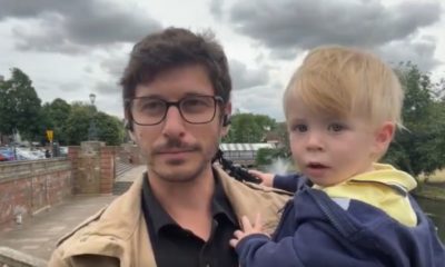Jornalista entra ao vivo com filho no colo
