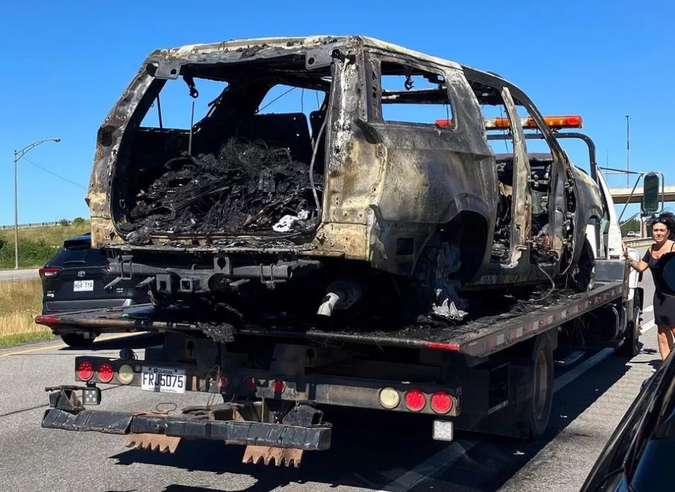 Carro da banda 'The Offspring' pega fogo no Canadá