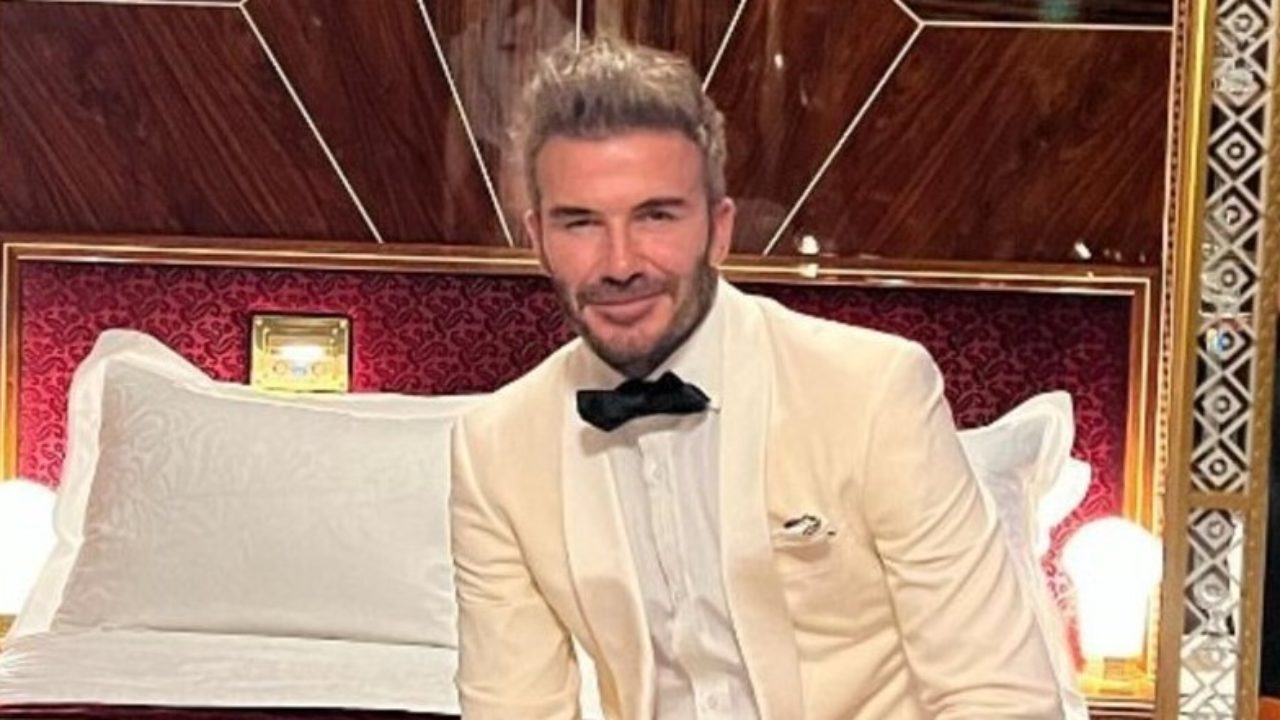 Beckham leva tombo ao cobrar falta em evento na China