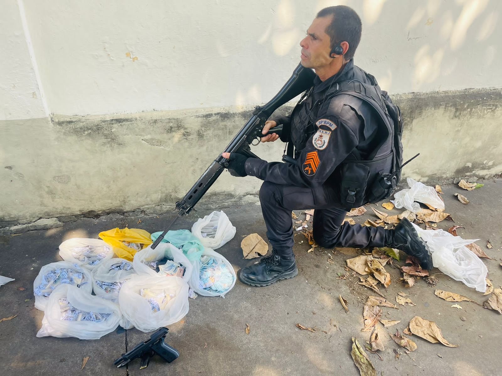 Dois homens são presos e um adolescente apreendido em Areia Branca, Belford Roxo