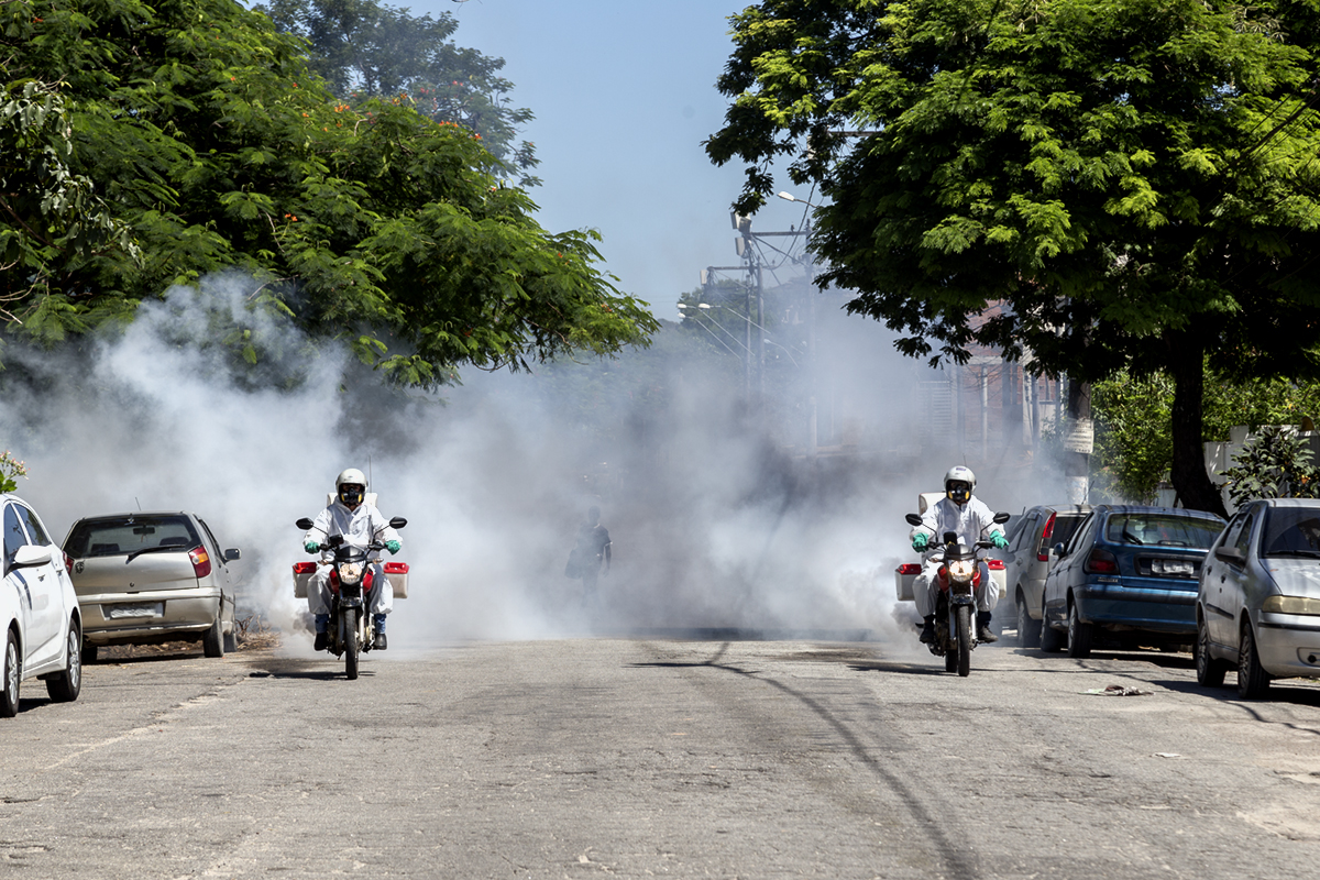 Semanalmente, locais estão sendo visitados pelas equipes das motofogs e fumacês, que pulverizam o inseticida no ar