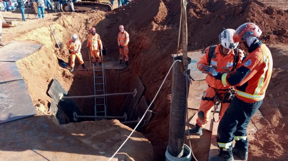 Resgate de criança que caiu em buraco em Minas Gerais