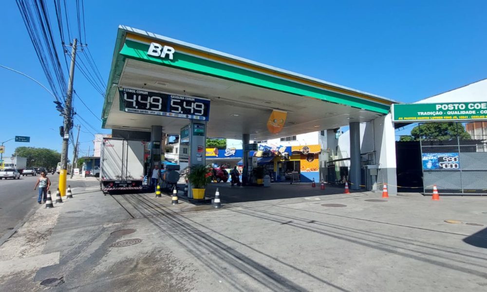 Posto de gasolina irregular é interditado em operação na Zona Norte