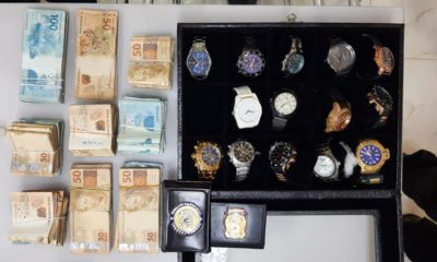 Dinheiro e relógios apreendidos durante a operação
