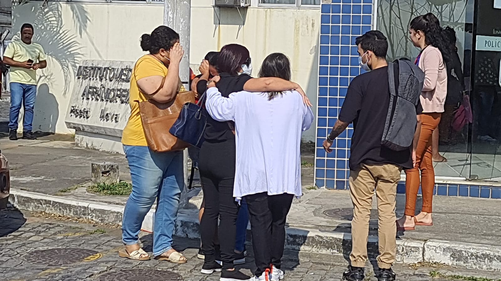 Três corpos são encontrados em rio; um deles é identificado como um dos jovens sequestrados em Nova Iguaçu