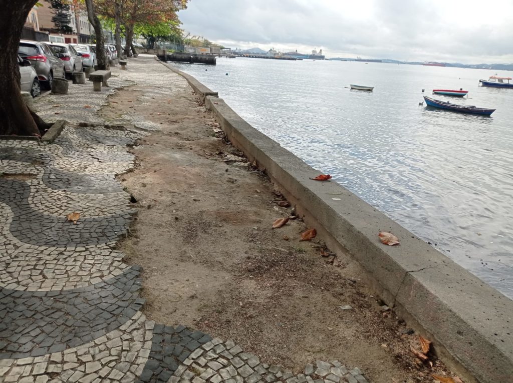 Orla da praia da Ribeira, na Ilha do Governador, com diversos buracos