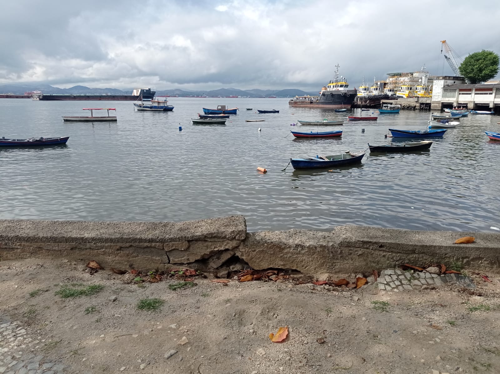 Orla da praia da Ribeira, na Ilha do Governador, ameaça desabar