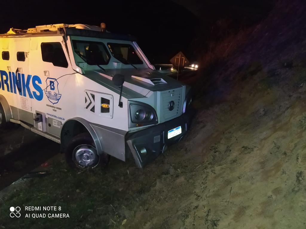 Carro forte sofre acidente na Serra das Araras