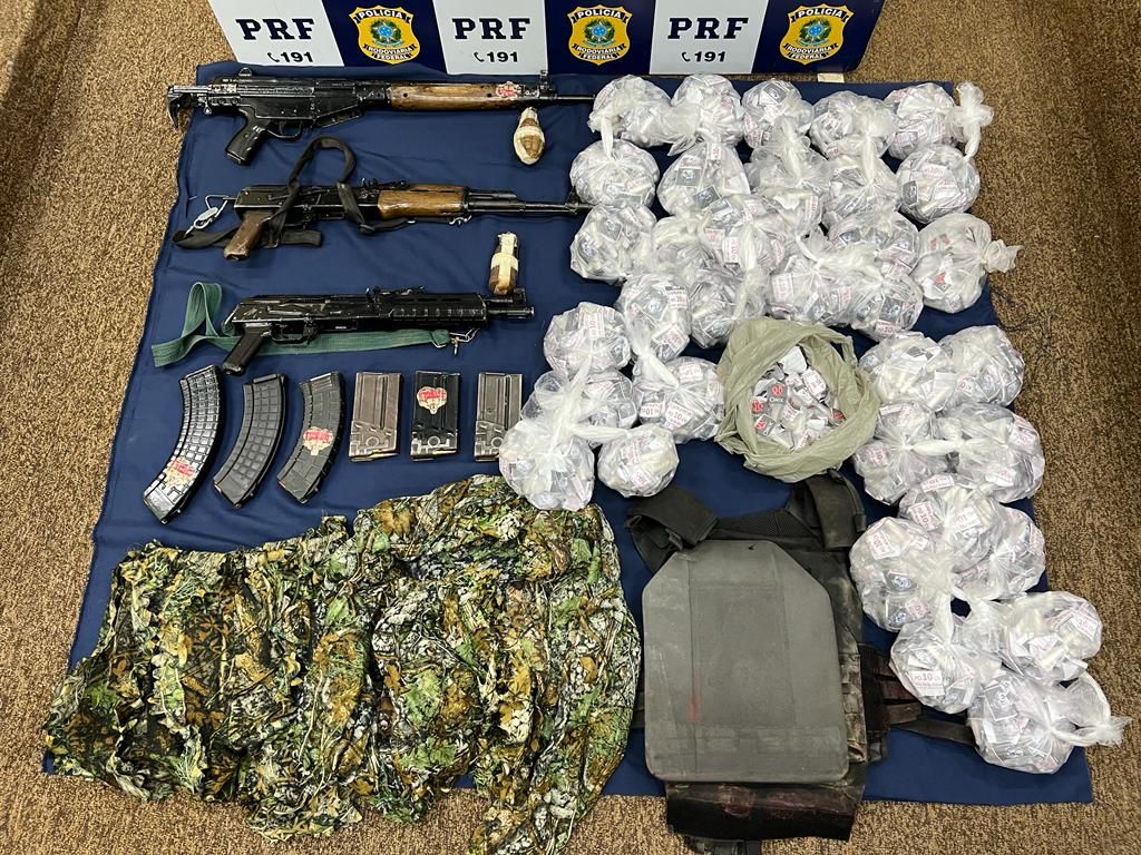 fuzis, explosivos, colete e drogas apreendidos pela Polícia Rodoviária Federal em Itaboraí