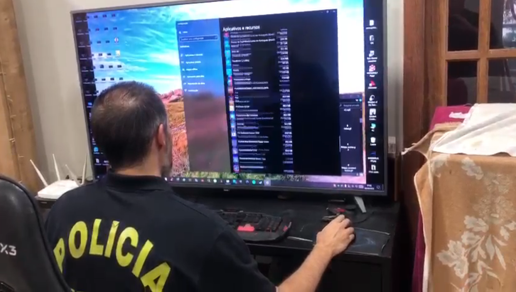 perito da Polícia Federal analisa arquivos de conteúdo pornográfico infantil encontrado em computador do acusado em Macaé