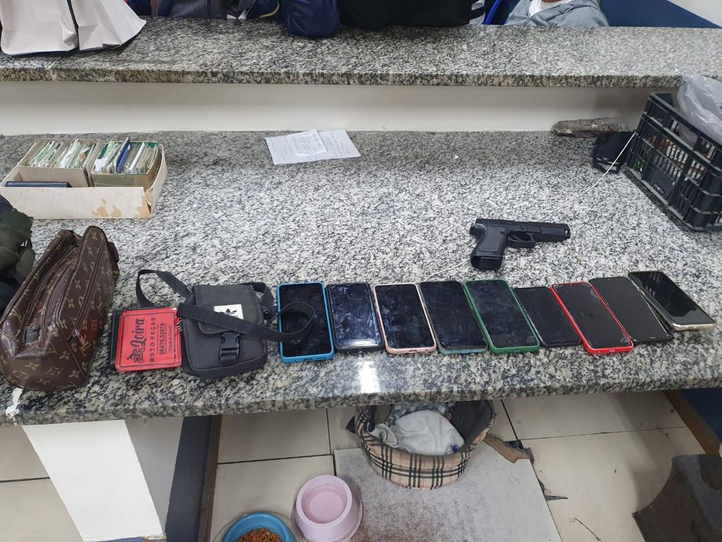 Celulares, bolsas, carteira e arma falsa apreendidos com ladrão em BRT