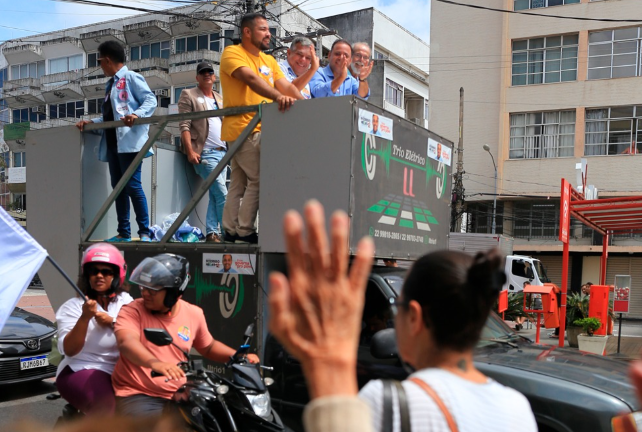 Rodrigo Neves em carreata por Cabo Frio