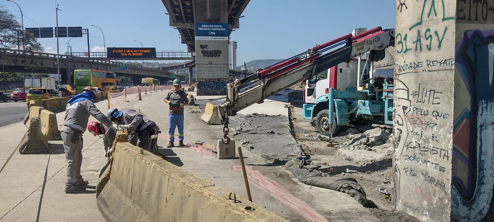 Primeiro dia útil após interdições para obra do Terminal Gentileza tem trânsito intenso