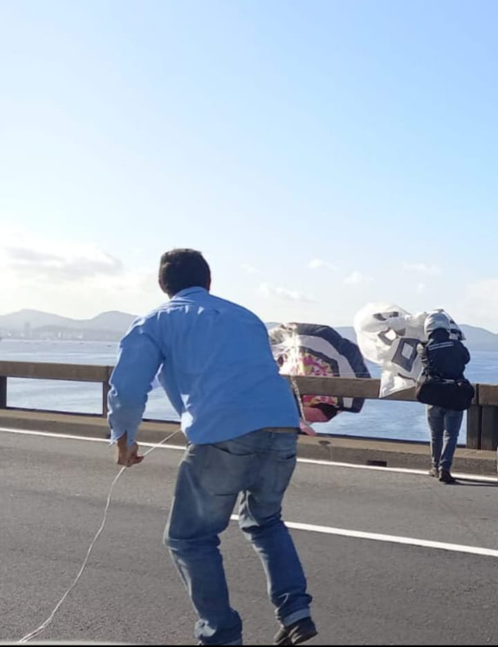 Balão cai na Ponte Rio-Niterói