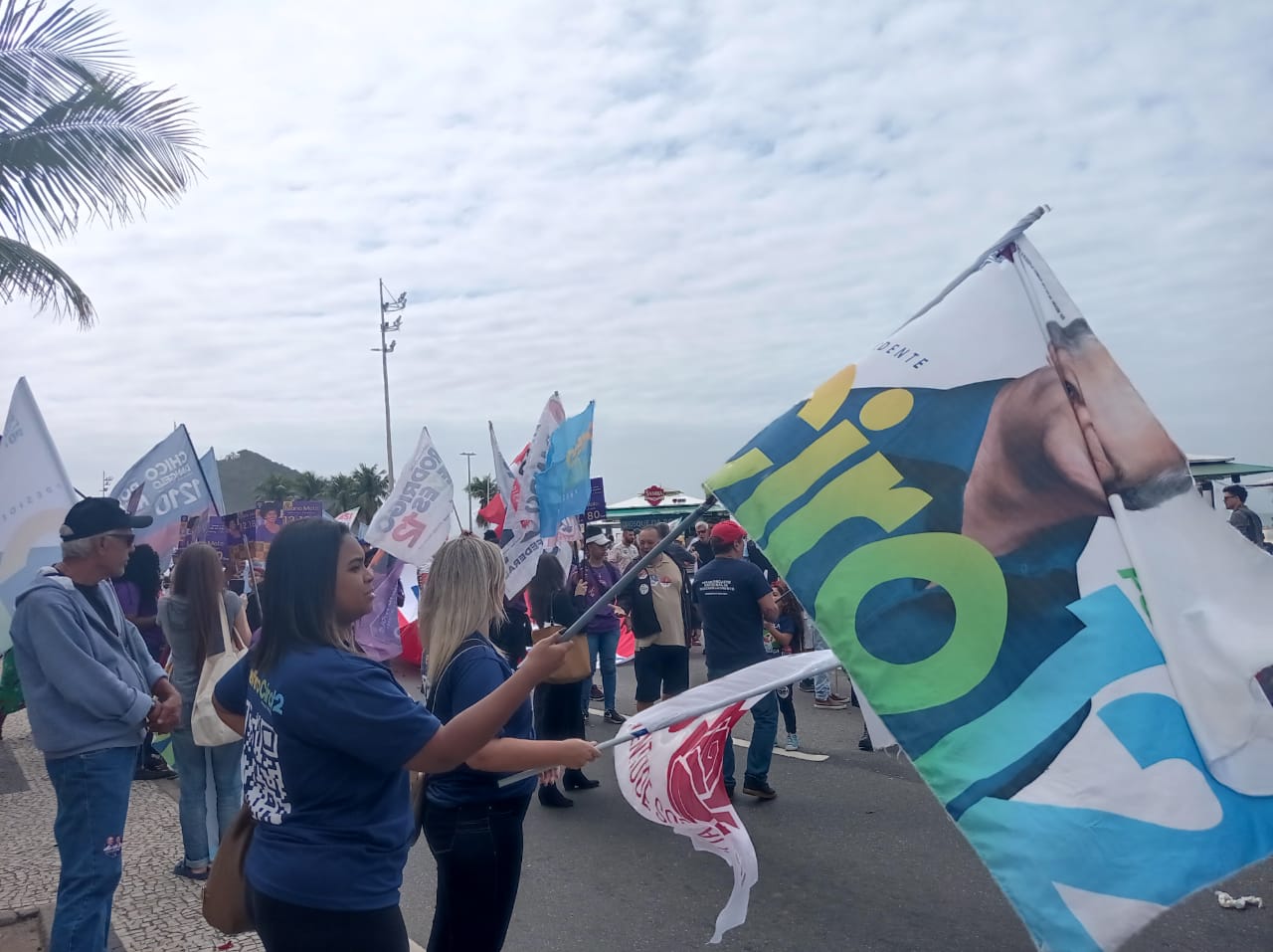 Ciro Gomes e Rodrigo Neves participam de ato com apoiadores em Copacabana