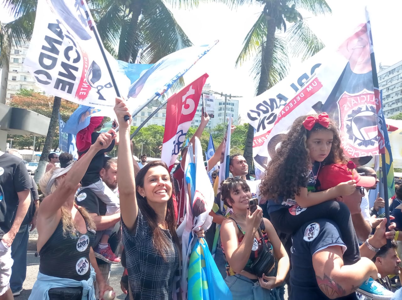 Ciro Gomes e Rodrigo Neves participam de ato com apoiadores em Copacabana