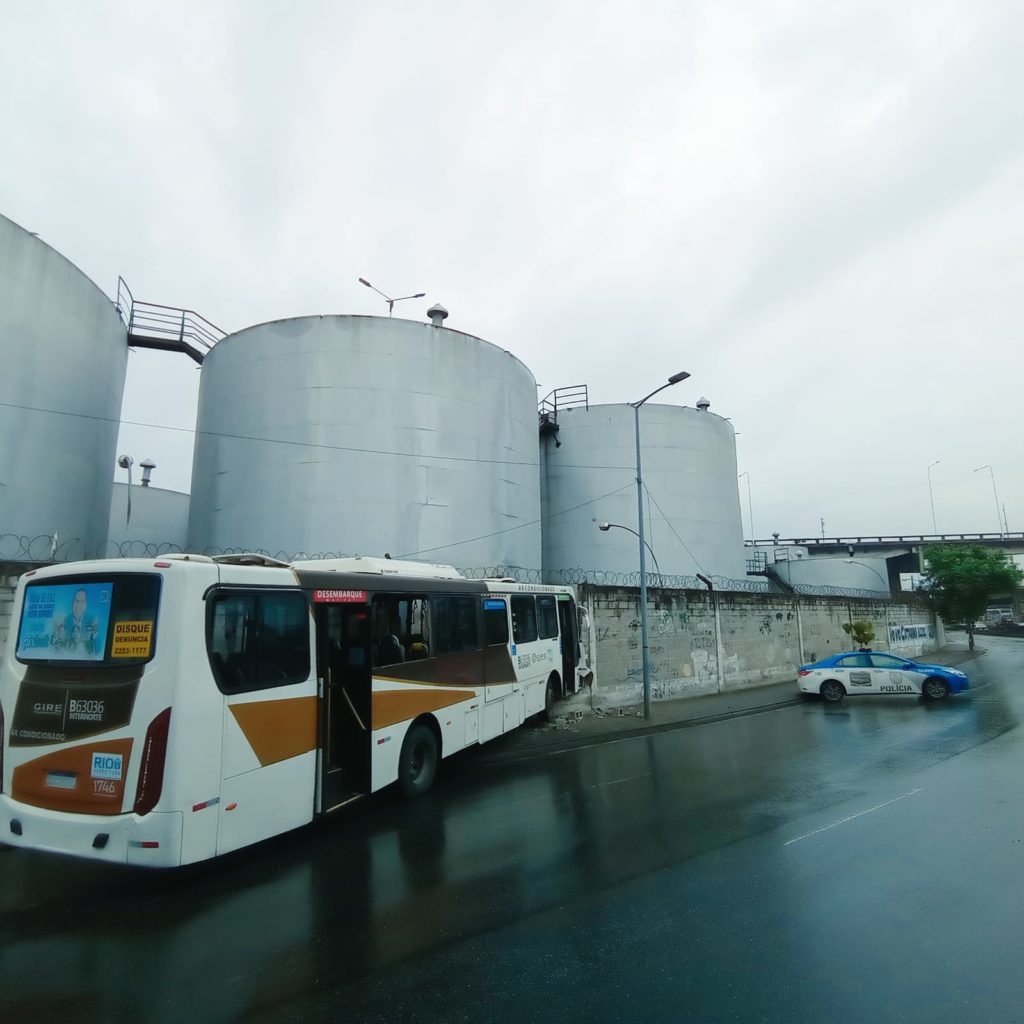 Ônibus sofre acidente e por pouco não atinge reservatório de óleo